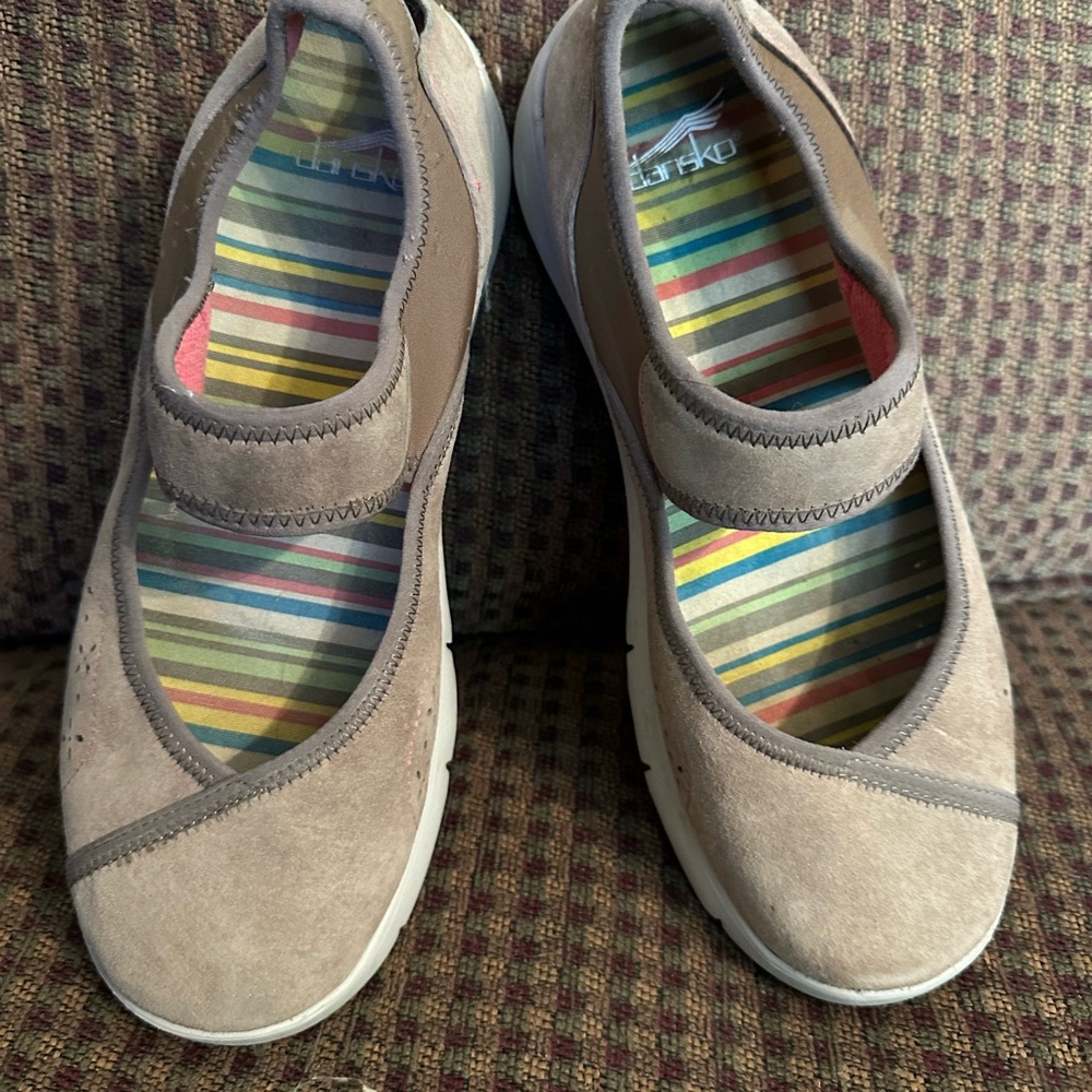 DANSCO MARY JANES. SZ 9.5 / EU 40